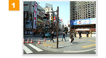 新橋駅烏森改札口を右側に出た所の風景
