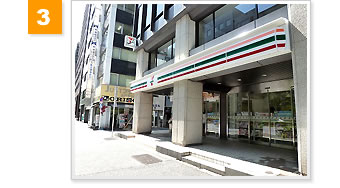 すぐに見えます黄色い看板のメガネ屋さんの手前を右に曲がってください。