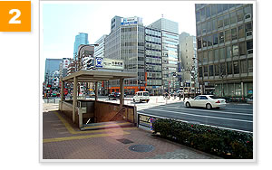二つ目の信号(西新橋)の交差点を右に曲がり黄色い看板のメガネ屋さんまで進んでください。